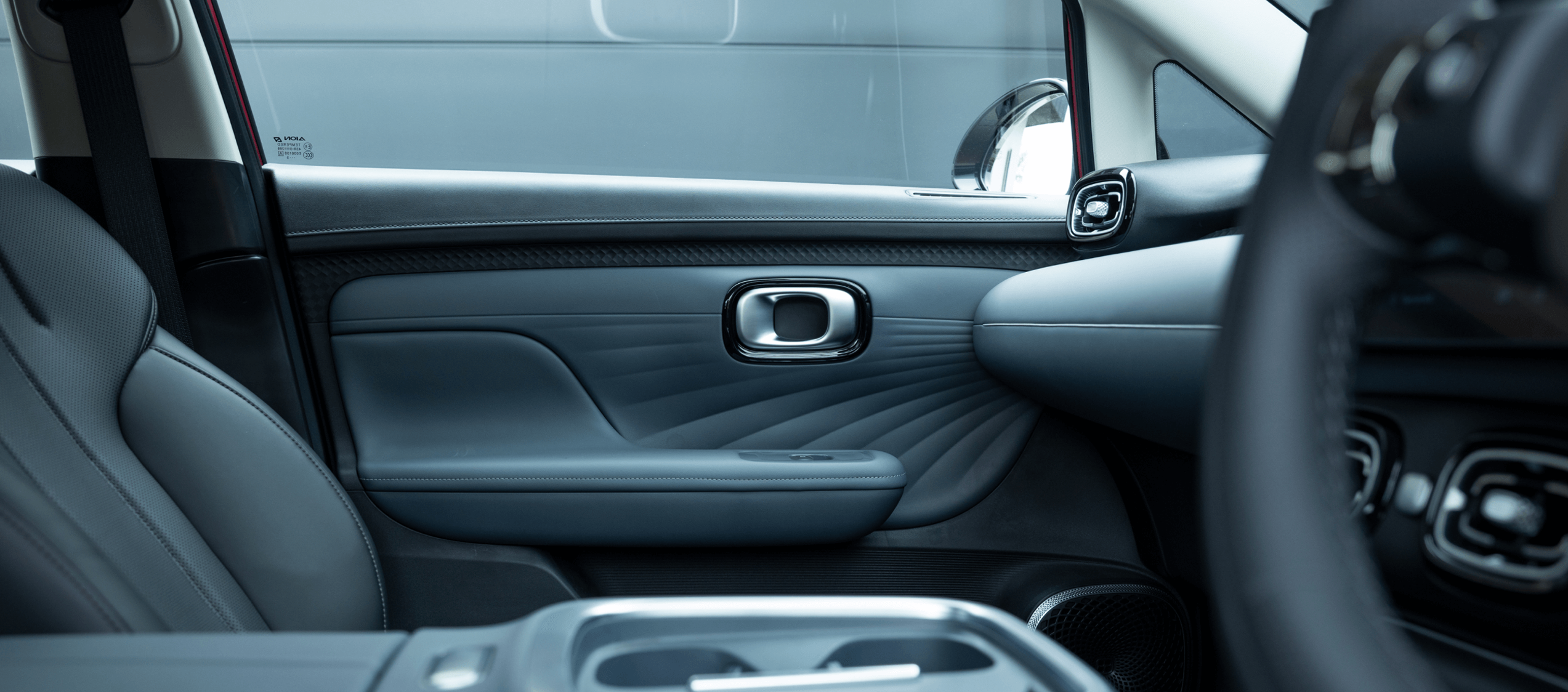 A driving environment that’s as pleasing to the touch as it is on the eyes. Available in your choice of two welcoming tones that make you feel instantly at home.