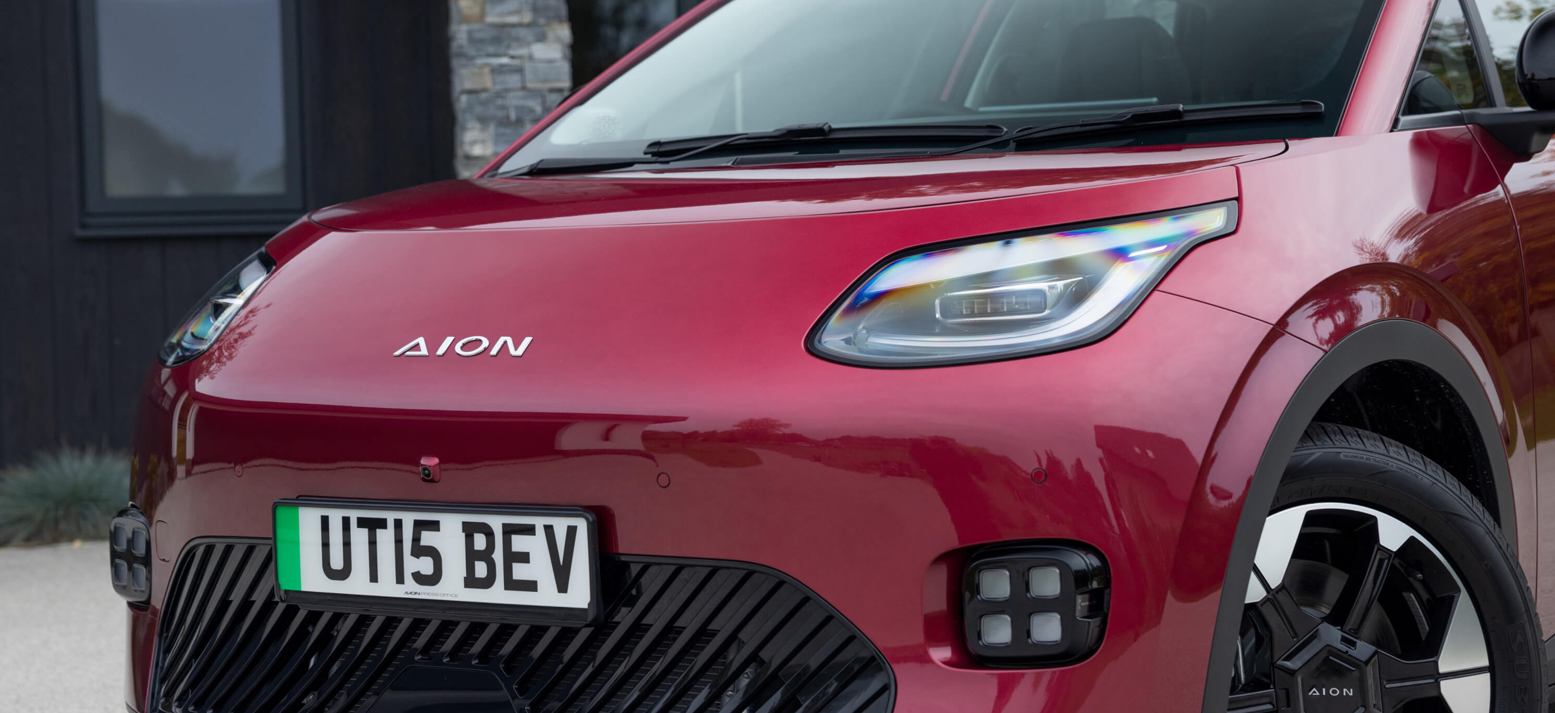 With an owl-inspired front-end, playful pixel graphic lights and a sleek, Milan-styled silhouette, the AION UT is effortlessly distinctive and unmistakably modern.